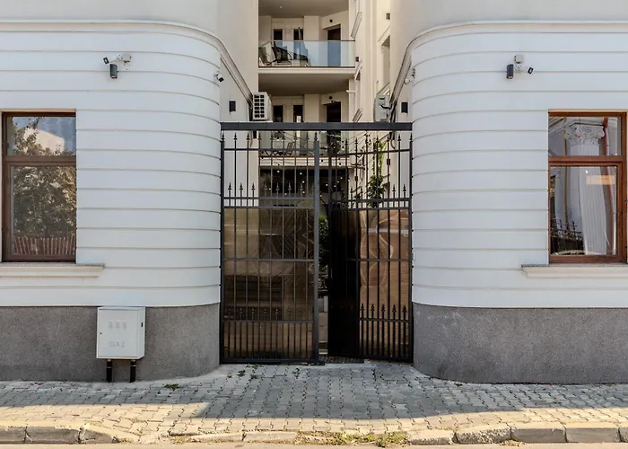 Home Away From Home - Modern & Cozy Apartments Near Vibrant Unirii Area